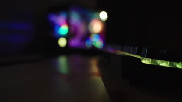 Sala Giochi Buio Luce Arcobaleno Dalla Tastiera Dal Lontananza Primo — Video Stock