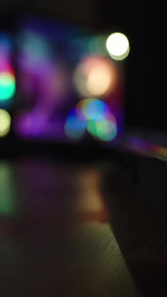 Vídeo Vertical Sala Jogos Escuro Luz Arco Íris Teclado Distância — Vídeo de Stock
