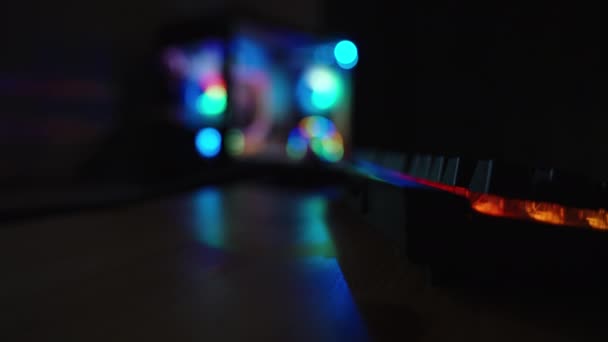 Desktop Gaming Dark Room Glowing Rainbow Colors Camera Focus Shift — Stok Video
