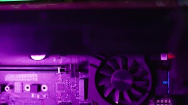 Ana kartta çipin soğutulması için küçük bir soğutucu var. Bileşenler önemli ölçüde ısınana kadar sabit kalıyor. Dolly zoom. Makro.