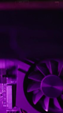 Dikey video. Ana kartta çipin soğutulması için küçük bir soğutucu var. Bileşenler önemli ölçüde ısınana kadar sabit kalıyor. Dolly zoom. Makro.