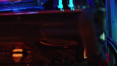 Aydınlatma ile PC oynanıyor, grafik kartında soğutucu döndürme, bileşenlerin içinde görüntüleme, doli yakınlaştırma, yakın çekim.