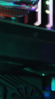 Dikey video. Oyun masaüstü bilgisayarının RGB ışıklandırmalı dahili bileşenleri, Dolly zoom. Mikroçiplere yaklaş..