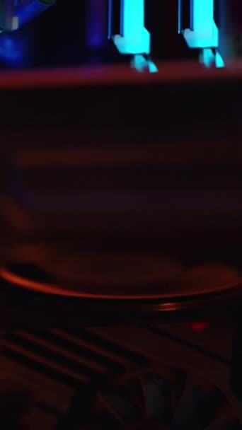 バーティカルビデオ 照明が付いているゲームPc 回転するグラフィック カードのより涼しい 部品の内部を見ます 人形のズーム — ストック動画