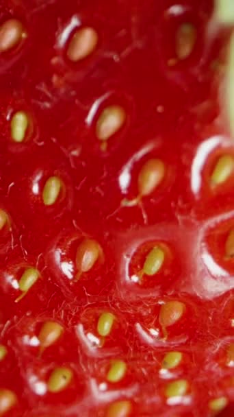 Dikey Video Kırmızı Sulu Çileklerin Arkaplanı Macro Zoom Üst Görünüm — Stok video