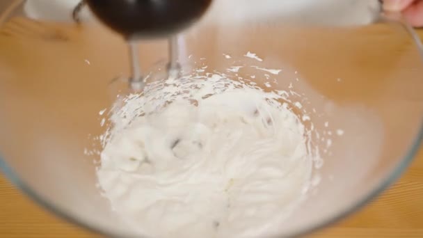 ボウルにホワイトクリームをホワイトクリームをホイップしたミキサー スローモーションクローズアップ — ストック動画