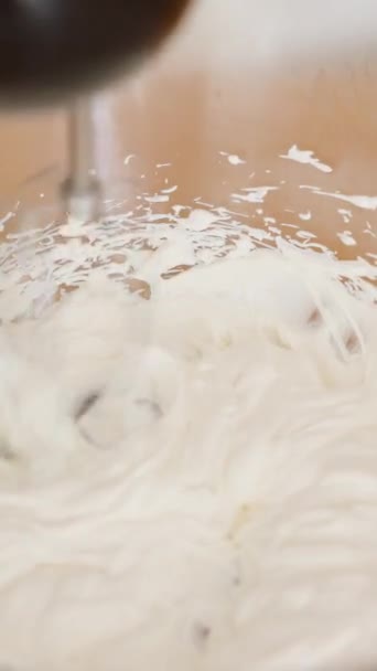 ボウルにホワイトクリームをホワイトクリームをホイップしたミキサー スローモーションクローズアップ — ストック動画
