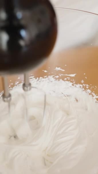 Uma Mesa Madeira Chef Pastelaria Chicotes Creme Branco Para Bolo — Vídeo de Stock