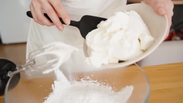 Pastelera Prepara Crema Añade Queso Crema Tazón Con Harina Cámara — Vídeos de Stock
