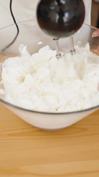 糕点厨师用搅拌机在碗里搅拌奶油奶酪 为蛋糕和糕点做甜奶油 慢动作 — 图库视频影像