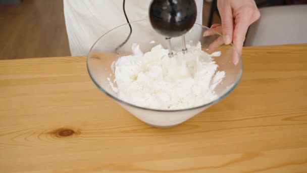 페이스트리 요리사는 믹서를 사용하여 치즈를 그릇에 채우고 케이크와 페이스트리를위한 달콤한 — 비디오