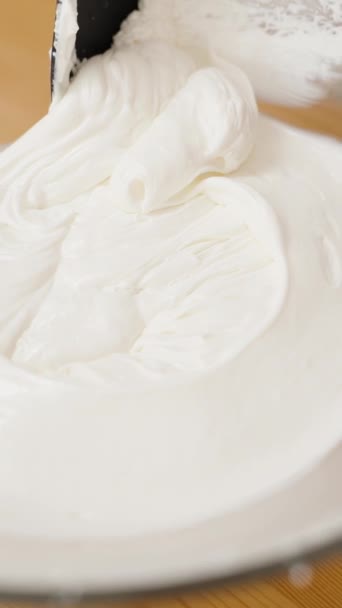 Com Uma Espátula Silicone Preto Chef Pastelaria Reúne Creme Branco — Vídeo de Stock