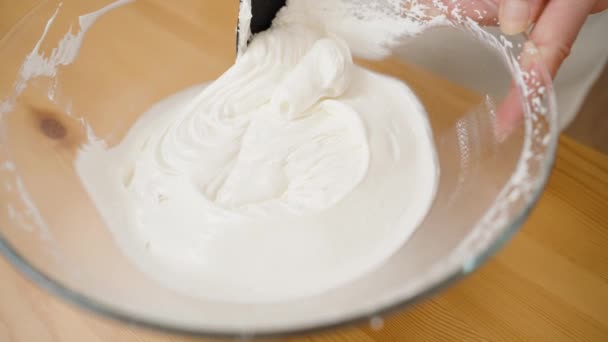 Con Una Espátula Silicona Negra Chef Pastelería Recoge Crema Blanca — Vídeos de Stock