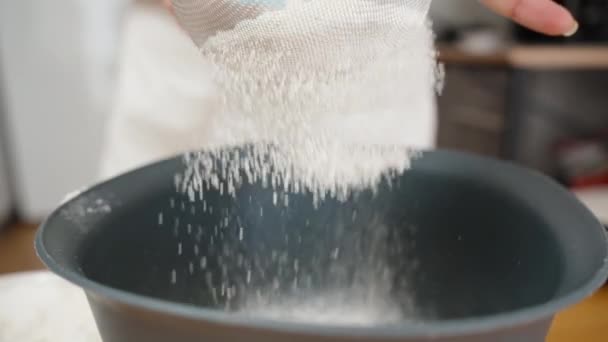밀가루는 시브를 파란색 그릇으로 압축됩니다 슬로우 — 비디오