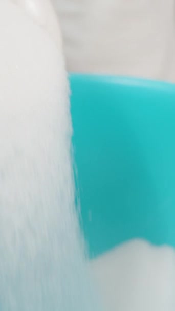 Kobieta Wlewa Cukier Niebieskiej Miski Zbliżenie Przy Zwolnionym Ruchu — Wideo stockowe
