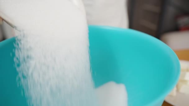 Uma Mulher Deita Açúcar Numa Tigela Azul Close Câmera Lenta — Vídeo de Stock