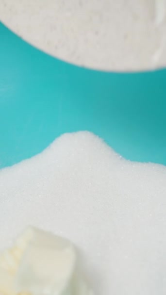 Kawałki Masła Dodaje Się Cukru Niebieskiej Misce Zbliżenie Tworzenie Niezdrowych — Wideo stockowe