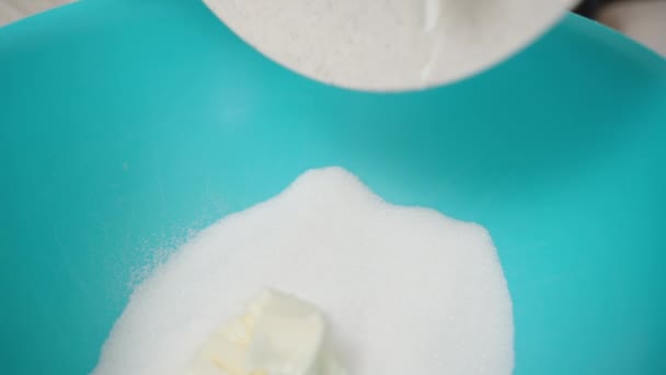 Kawałki Masła Dodaje Się Cukru Niebieskiej Misce Zbliżenie Tworzenie Niezdrowych — Wideo stockowe