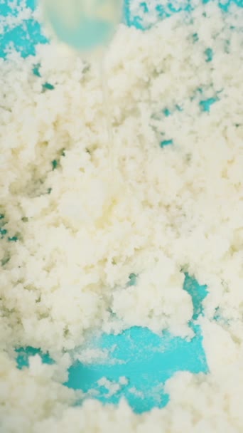 Vierte Huevo Tazón Azul Con Ingredientes Para Masa Primer Plano — Vídeos de Stock
