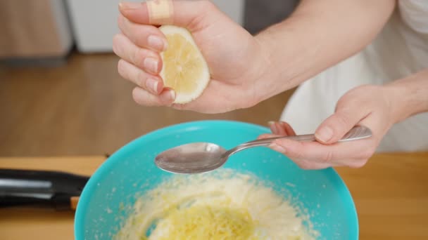 Женщина Сжимает Лимонный Сок Ложку Над Синей Миской Ингредиентами Теста — стоковое видео