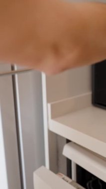 Bir kadın kekleri fırına atmak için kırmızı kalemlerle yerleştiriyor. Yavaş çekim.