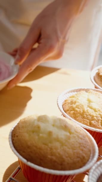Chef Pastelaria Mexe Cobertura Rosa Para Decorar Cupcakes Iluminados Pela — Vídeo de Stock