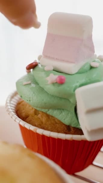 Kvinna Dekorerar Cupcake Med Grön Glasyr Och Socker Strössel — Stockvideo