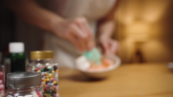 Contenitori Zucchero Spruzza Vari Colori Forme Del Cuore Sul Tavolo — Video Stock