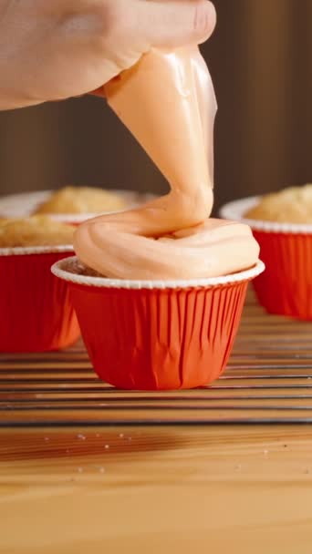 糕点厨师用桃色的糖霜装饰纸杯蛋糕 — 图库视频影像