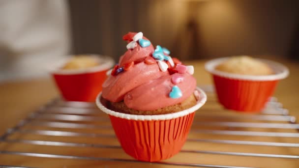 Cupcake Avec Chapeau Glaçage Rouge Est Décoré Avec Des Coeurs — Video