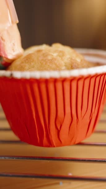 レインボーカラーのクリームは カップケーキの上に円に絞られています お祭りベーキング — ストック動画