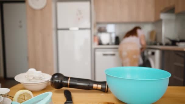 Ahşap Bir Mutfakta Genç Bir Kadın Masaya Yaklaşır Bir Kaseyle — Stok video