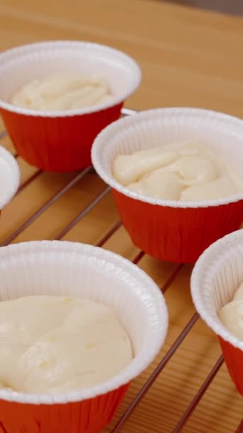 Doublures Cupcake Rouge Remplies Pâte Prêt Pour Cuisson — Video