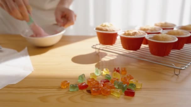 Kek Dekorasyonu Bir Kadın Dekorasyon Için Pembe Şekerleri Karıştırıyor Masanın — Stok video