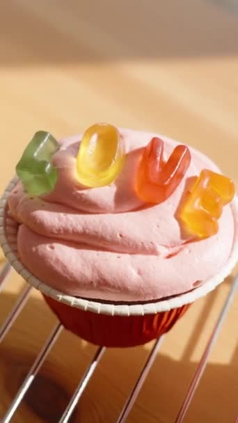 Προετοιμασία Εορταστικά Cupcakes Ένα Διακοσμημένο Ροζ Frosting Και Μια Καραμέλα — Αρχείο Βίντεο