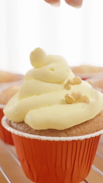 Cukrász Megszórja Arany Cukorral Cukrot Sütemény Díszítéséhez Közelkép — Stock videók