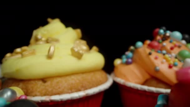 Berwarna Dan Unik Didekorasi Meriah Cupcakes Pada Latar Belakang Hitam — Stok Video