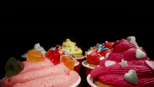 节日自制的纸杯蛋糕 每个纸杯都装饰有各种不同的球和心脏形式的洒水 多莉滑翔机 — 图库视频影像