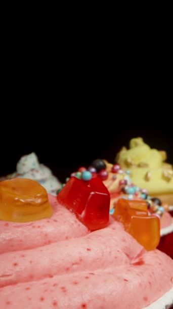 节日自制的纸杯蛋糕 每个纸杯都装饰有各种不同的球和心脏形式的洒水 多莉滑翔机 — 图库视频影像