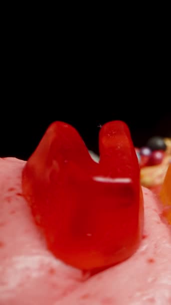 Kekin Üzerindeki Jöleli Şekerlerden Yapılmış Aşk Yazısını Bir Erkek Eli — Stok video