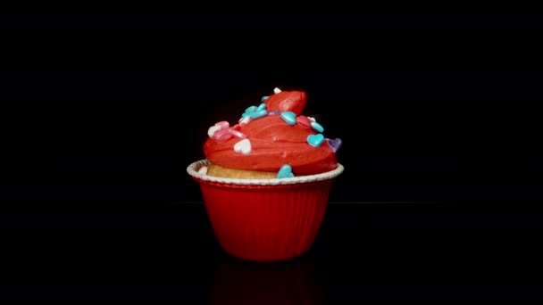 Ένα Αρσενικό Χέρι Παίρνει Ένα Cupcake Κόκκινο Frosting Διακοσμημένα Πολύχρωμες — Αρχείο Βίντεο