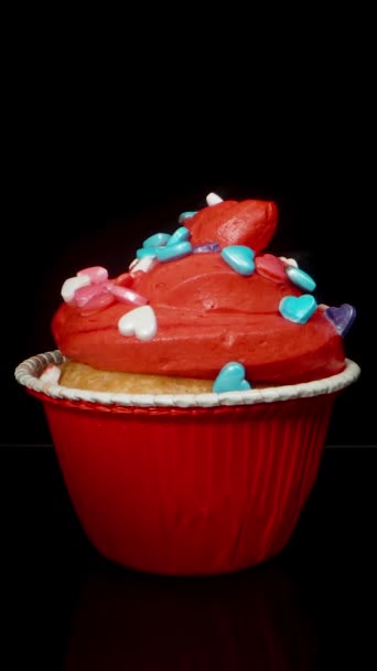 Ένα Αρσενικό Χέρι Παίρνει Ένα Cupcake Κόκκινο Frosting Διακοσμημένα Πολύχρωμες — Αρχείο Βίντεο