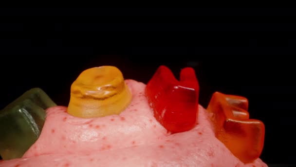 Krema Kaplamasının Üzerine Aşk Yazılan Marmelatlı Kırmızı Bir Kapkek Dolly — Stok video