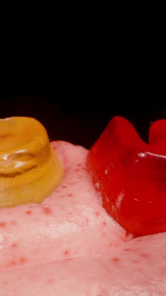 Een Cupcake Een Rode Voering Versierd Met Marmelade Letters Spelling — Stockvideo