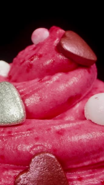Ένα Κεκάκι Πολύχρωμες Καρδιές Ζάχαρης Πάνω Από Ροζ Γλάσο Μαύρο — Αρχείο Βίντεο