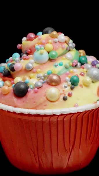 Ένα Cupcake Κόκκινο Liner Peach Fuzz Χρωματιστό Frosting Και Πολύχρωμα — Αρχείο Βίντεο