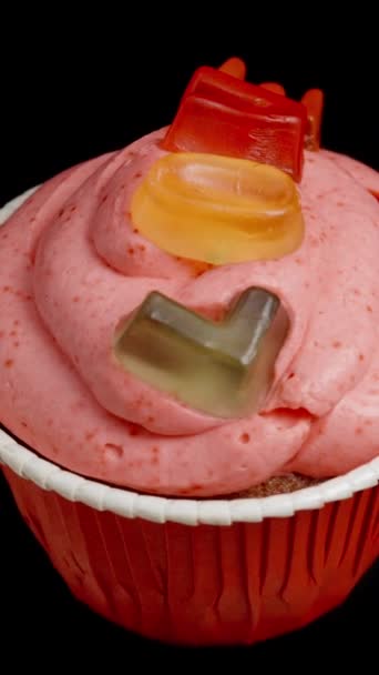 Inskriptionen Kärlek Rosa Glasyr Cupcake Loopas Rotation Svart Bakgrund Isolerad — Stockvideo