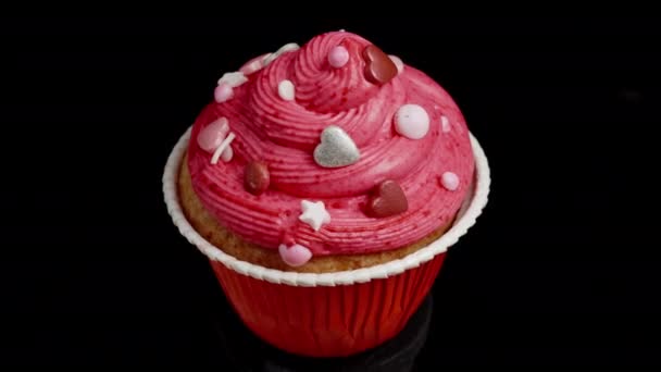 Een Rode Cupcake Met Glazuur Versierd Met Harten Draait Een — Stockvideo