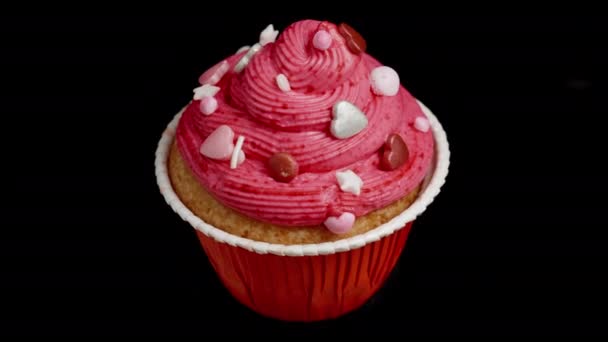 Rosa Glasyr Cupcake Dekorerad Med Hjärtan Loopas Rotation Svart Bakgrund — Stockvideo