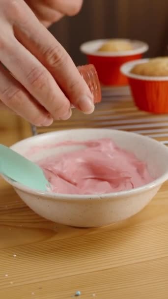 Confiseur Ajoute Colorant Alimentaire Rouge Poudre Crème Cupcakes Sur Table — Video